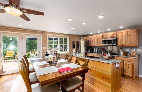Dowling House | Lakefront Retreat with RV Hookup and Scenic Views