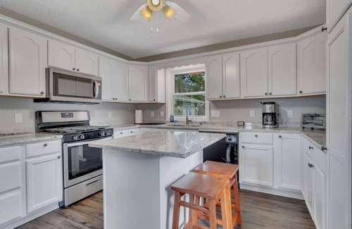 Annandale House | Scenic Lakefront Retreat with Pool, Dock & Gorgeous Views