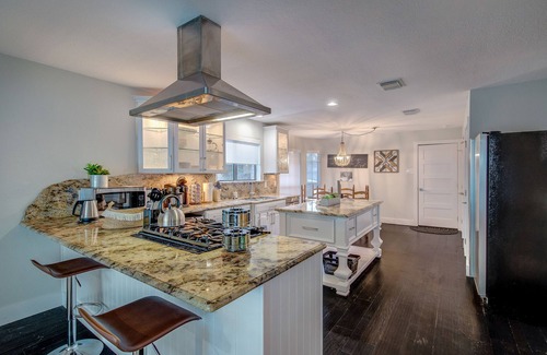 Rowlett House | Exceptional Lake Front Retreat in Rowlett with Pet-Friendly Perks
