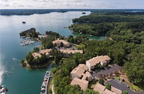 Salem Apartment | Lake Front Keowee Condo with Balcony & Resort-Style Amenities