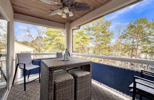 Salem Apartment | Lake Front Keowee Condo with Balcony & Resort-Style Amenities