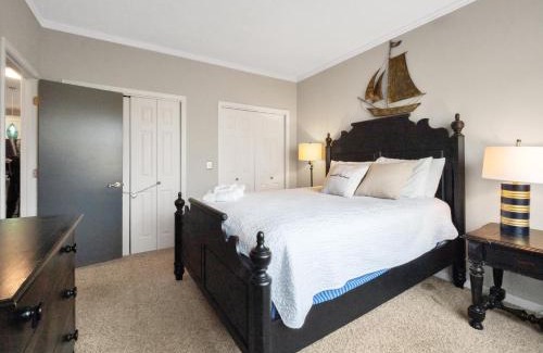 Salem Apartment | Lake Front Keowee Condo with Balcony & Resort-Style Amenities