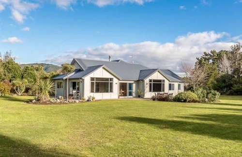 Paraparaumu House | Lake-Front Lifestyle House with Pool & Sauna Retreat