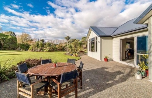 Paraparaumu House | Lake-Front Lifestyle House with Pool & Sauna Retreat