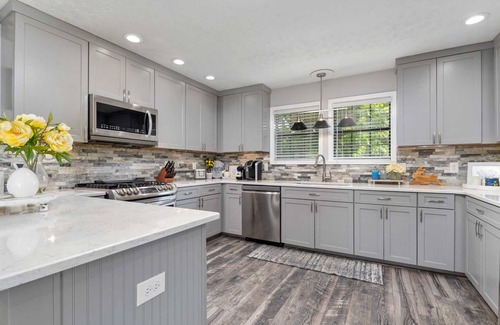 Valley House | Scenic Lake Harding Home with Ocean View, Rated 10/10