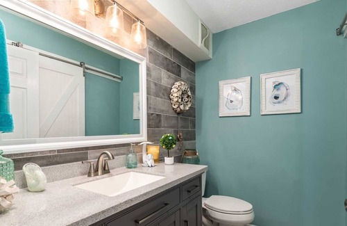Valley House | Scenic Lake Harding Home with Ocean View, Rated 10/10