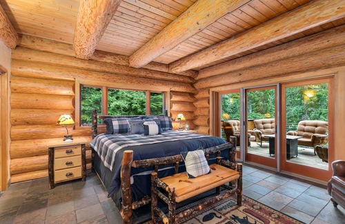Mount St. Helens Cabin | Lake Front Lodge on Lake Swift: Guest Rated 9.8, Pet Friendly