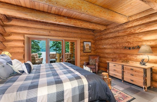 Mount St. Helens Cabin | Lake Front Lodge on Lake Swift: Guest Rated 9.8, Pet Friendly