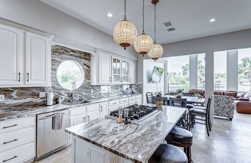 Montgomery House | Lake Front Luxury Estate featuring a swimming pool and hot tub on Lake Conroe!