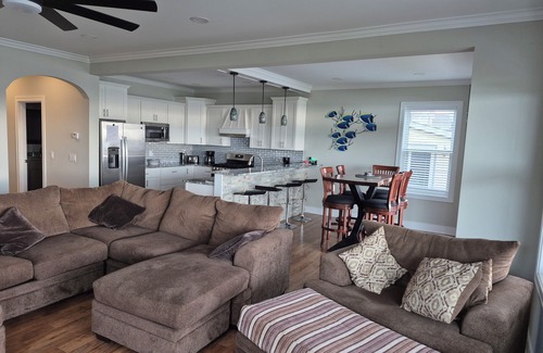 Anchorville House | Prime Lakefront Retreat Near Cabana Blues Resort with Hot Tub