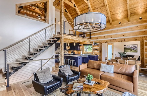 Estes Park House | Lakefront Retreat: Hot Tub, Mountain & Lake Views Await