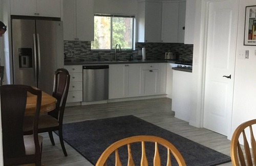 Lakehead-Lakeshore House | Lakefront Getaway on Shasta Lake with Premium Amenities