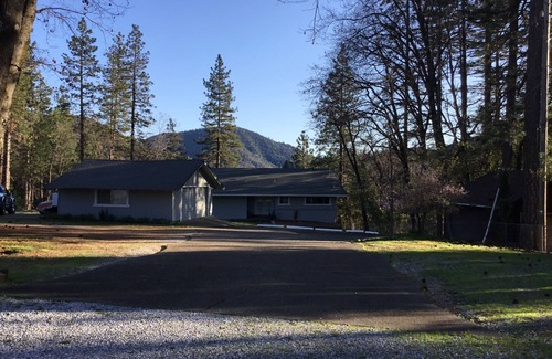 Lakehead-Lakeshore House | Lakefront Getaway on Shasta Lake with Premium Amenities