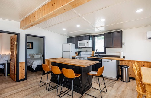 Rochert Cabin | Lake Front Bunk House with Pontoon & Ocean Views