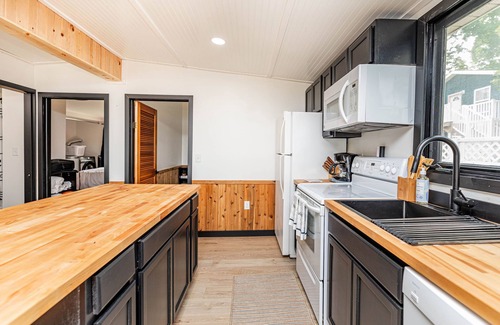 Rochert Cabin | Lake Front Bunk House with Pontoon & Ocean Views