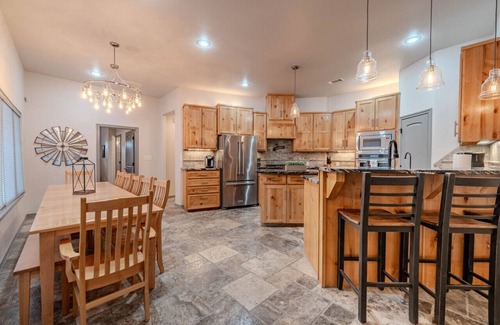 Buffalo Springs House | Elegant Lake Front Retreat with Scenic Views and Family Perks