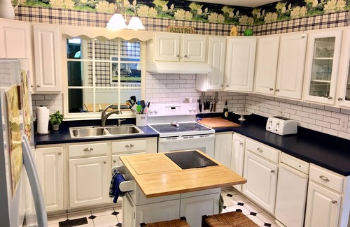 Eddyville House | Relaxing Lake Front Retreat with Spa & Family Amenities
