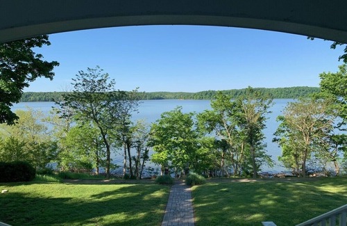 Eddyville House | Relaxing Lake Front Retreat with Spa & Family Amenities