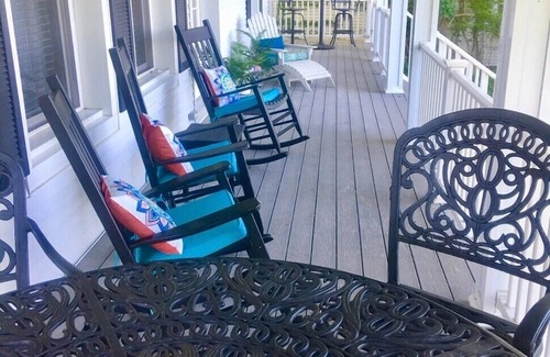 Eddyville House | Relaxing Lake Front Retreat with Spa & Family Amenities