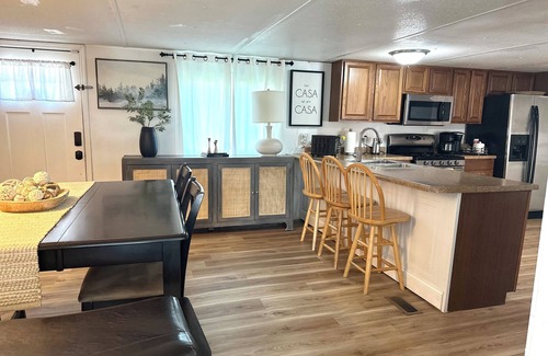 Stemley Cabin | Lake Front Retreat: Family-Friendly Escape on Logan Martin