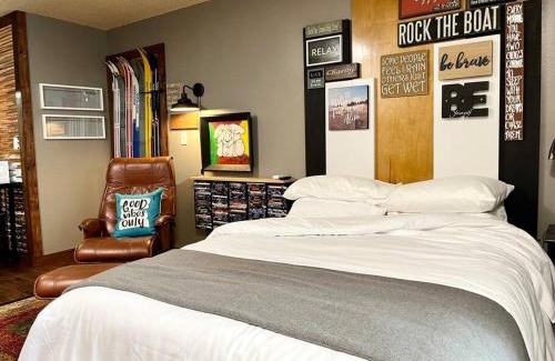 Boise House | Lake Front Studio with Kayaks & Bikes - Guest Rated 9.9/10
