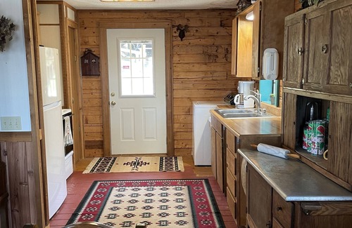 Avinger Cabin | Beautiful Lakefront Retreat with Child-Friendly Amenities