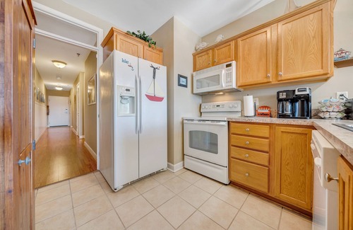 Huddleston Condo | Lakefront Retreat with Spectacular Mountain Views & Top Amenities