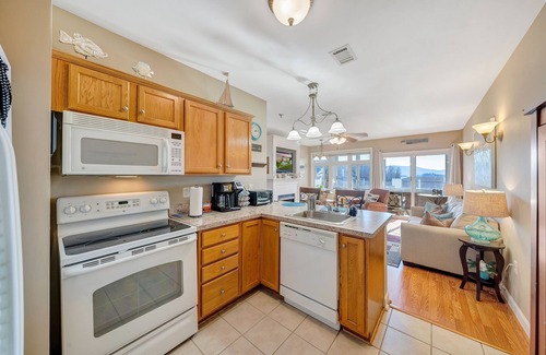 Huddleston Condo | Lakefront Retreat with Spectacular Mountain Views & Top Amenities