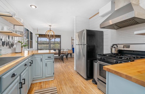 Lake Cottage | Lake Front Retreat with Hot Tub & Pool at Silver Lake