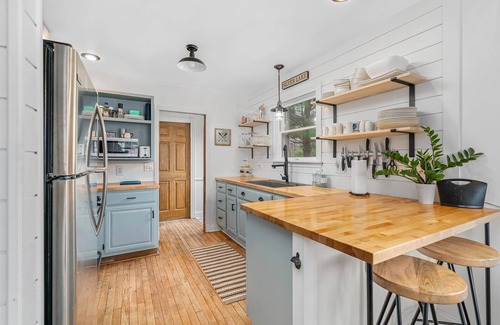 Lake Cottage | Lake Front Retreat with Hot Tub & Pool at Silver Lake
