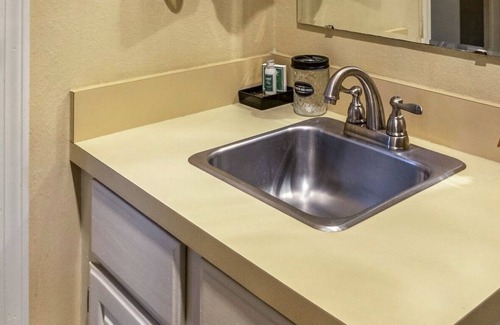 Mid America Condo | Relax in Lake Hamilton Condo with Amazing Views & Pool