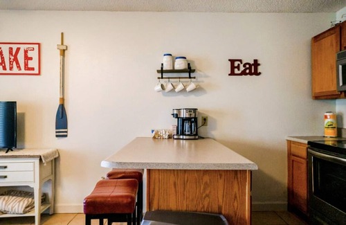 Mid America Condo | Relax in Lake Hamilton Condo with Amazing Views & Pool
