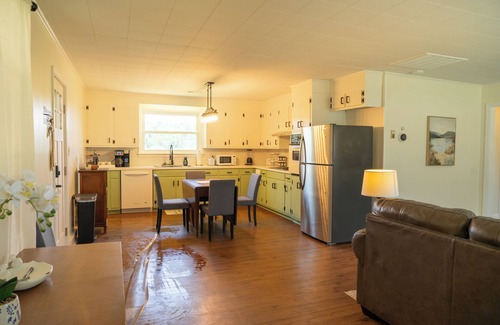 Hickory House | Lake Hickory cozy home