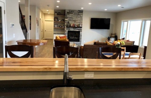 Audubon House | Guest Rated: Lake Home Suite with Breakfast & Kitchen