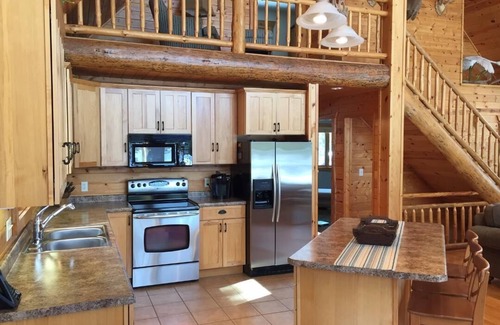 Hayward House | Idyllic Lake Retreat with Breakfast & Kitchen, Near Hayward