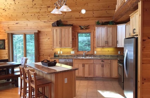 Hayward House | Idyllic Lake Retreat with Breakfast & Kitchen, Near Hayward