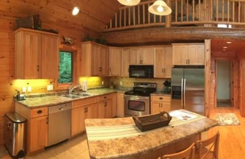 Hayward House | Idyllic Lake Retreat with Breakfast & Kitchen, Near Hayward