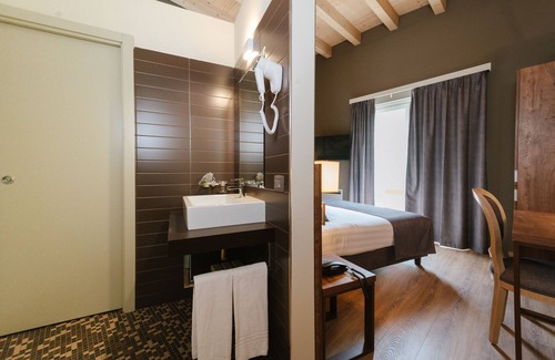 Pisogne Hotel | Discover Lake Hotel La Pieve: 4-Star Guest Favorite with Spa