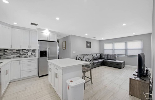 Davie Villa | Experience Lake House 1: Family-Friendly Getaway in Davie