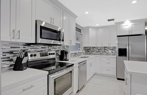 Davie Villa | Experience Lake House 1: Family-Friendly Getaway in Davie