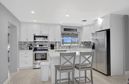 Davie Villa | Experience Lake House 1: Family-Friendly Getaway in Davie
