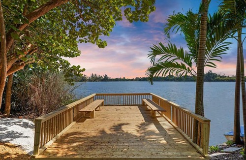 Davie Villa | Pet-Friendly Lake House 2 with Family Amenities Await