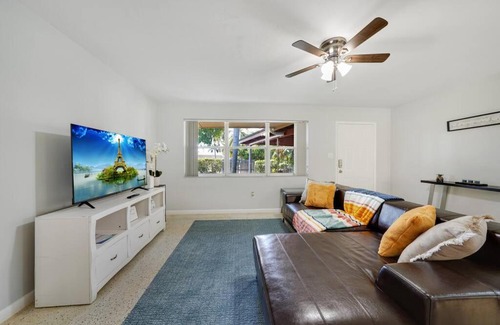 Davie Villa | Pet-Friendly Lake House 2 with Family Amenities Await