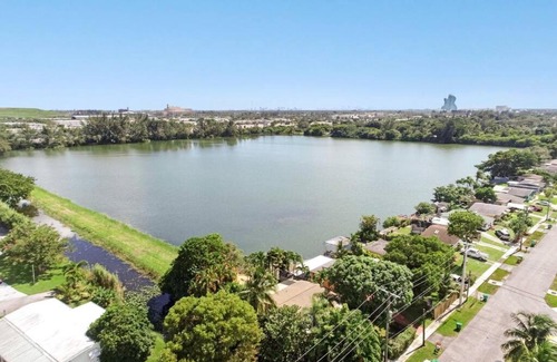 Davie Villa | Pet-Friendly Lake House 2 with Family Amenities Await