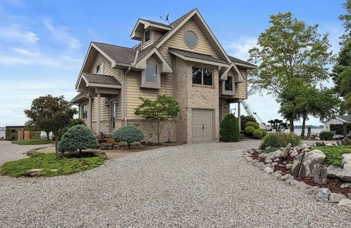 Sandusky House | Lake House at Cedar Point: Waterfront Family Retreat