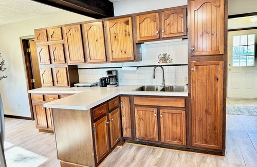 Lakeview House | Idyllic Lake House Cottage with Scenic Views & Family-Friendly