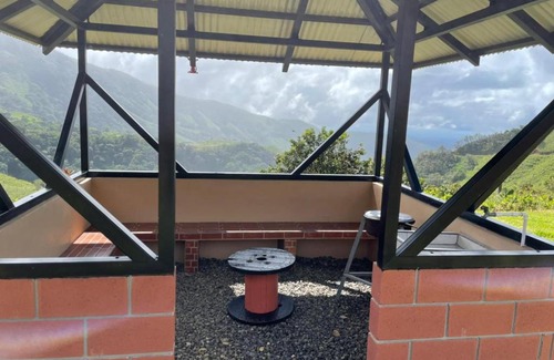 Vieja House | Relaxing Lake House with Pet and Child-Friendly Amenities