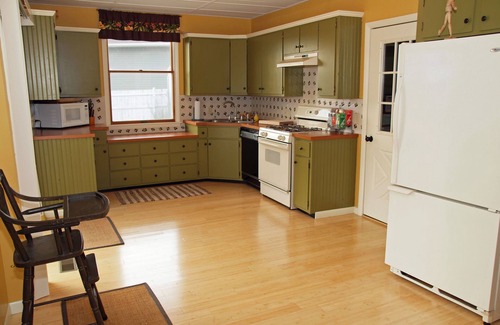 Lakewood Club House | Idyllic Lake House @ Fox Lake MI with Private Pool & Spa