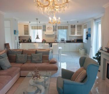 Szigliget Villa | Indulge in Lake House: Oceanfront Bliss with Pool Access