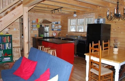 Poyntelle Cabin | Stunning Lake House Near Elk Mountain with Ocean Views